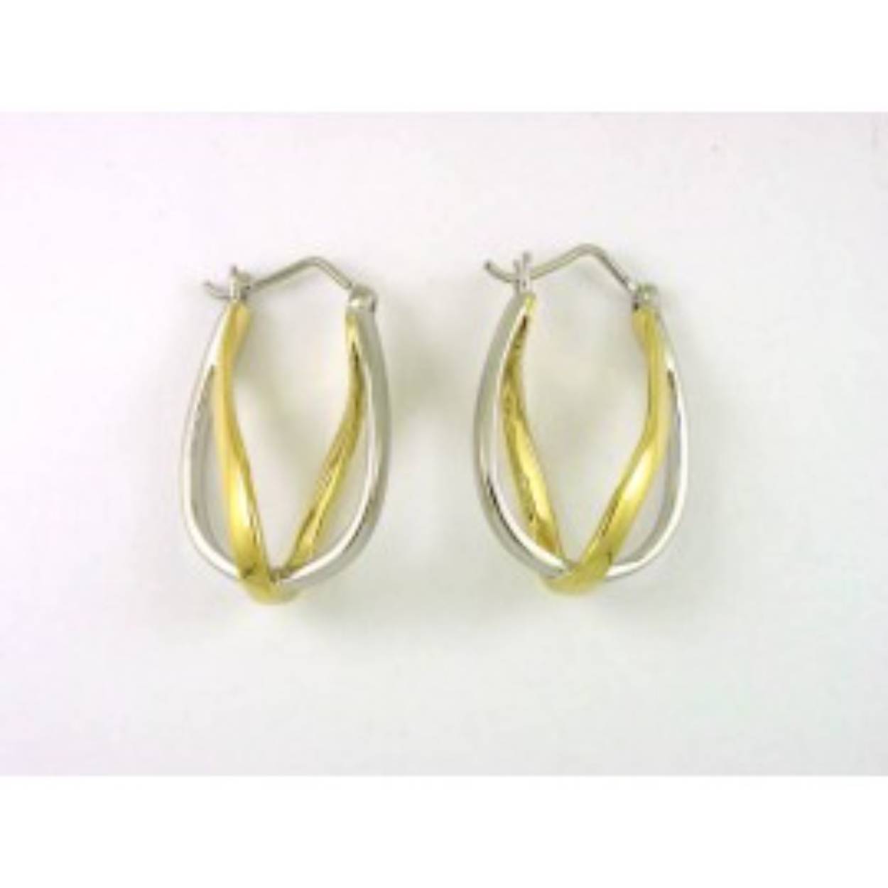 De oorringen zijn vervaardigd uit staal in wit en geel met een klik
sluiting, 