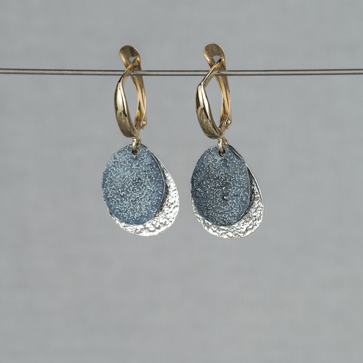 Oorhanger duo cirkel. De oorsteker is gemaakt van 10 karaat en de hangertjes van 925 (geoxideerd) sterling zilver. Combineer deze oorbellen met en mooi collier, ring en armband voor een complete look!