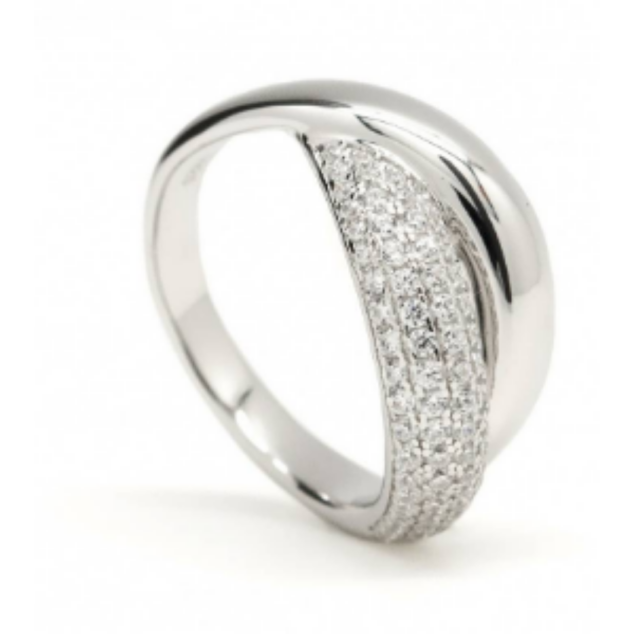 Zilveren ring gevormd door twee kruisende lijnen van verschillende patronen verbonden door het centrale deel. De zirkonia samen met het gladde zilver zorgen voor een unieke compositie die je niet mag missen.