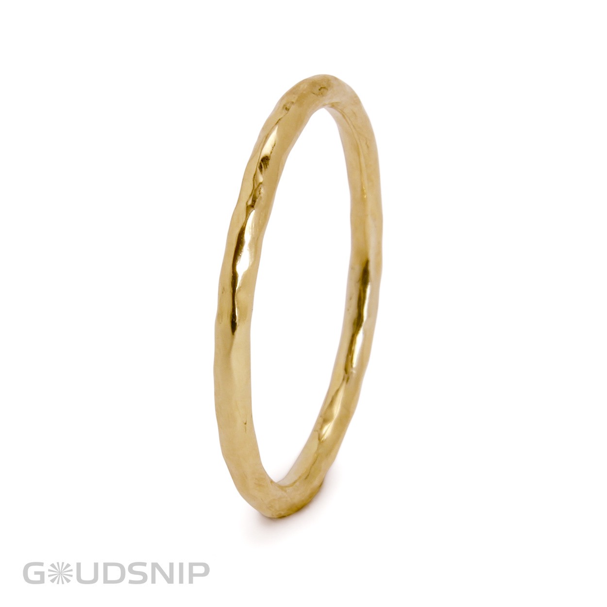 Gouden aanschuifring met hamerslag uit eigen atelier. Deze subtiele ring kan je op zichzelf dragen maar is ook perfect te combineren met andere ringen.

Breedte: 1,75mm