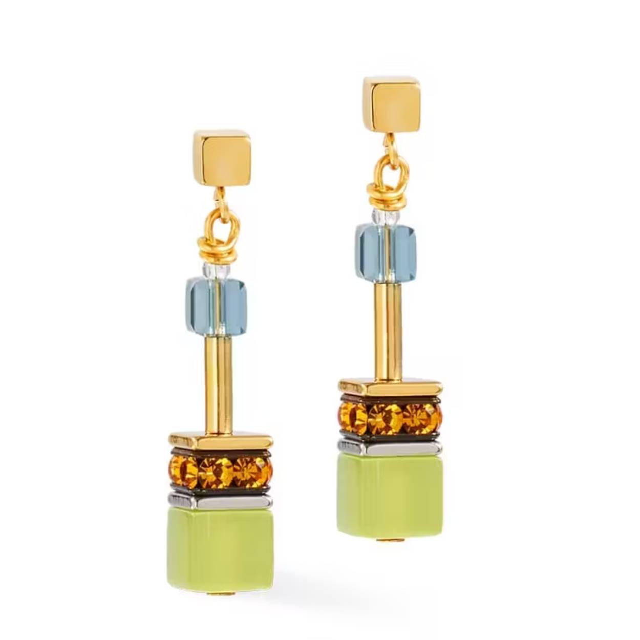GeoCUBE® Iconic earrings Forest bicolour
Een ode aan vakmanschap
Deze GeoCUBE® oorbellen zijn met liefde ontworpen door de creatieve geesten van COEUR DE LION, een sieradenmerk dat al jaren bekend staat om hun oog voor detail en gevoel voor kleur. Elk paar wordt zorgvuldig samengesteld in het atelier in Stuttgart, waar zilversmeden en ontwerpers samenwerken om iets bijzonders te creëren – geen massaproductie, maar echt handwerk.

Kleuren die samenkomen
Waarom kiezen tussen goud of zilver als je beide kunt dragen? Deze oorbellen combineren warme gouden tinten met koele zilverkleurige accenten. Het resultaat is een stijlvol sieraad dat bij elke outfit past – van casual tot chic. De combinatie van materialen zoals Swarovski® kristallen, synthetisch tijgeroog en roestvrij staal zorgt voor een speels contrast én duurzaamheid.