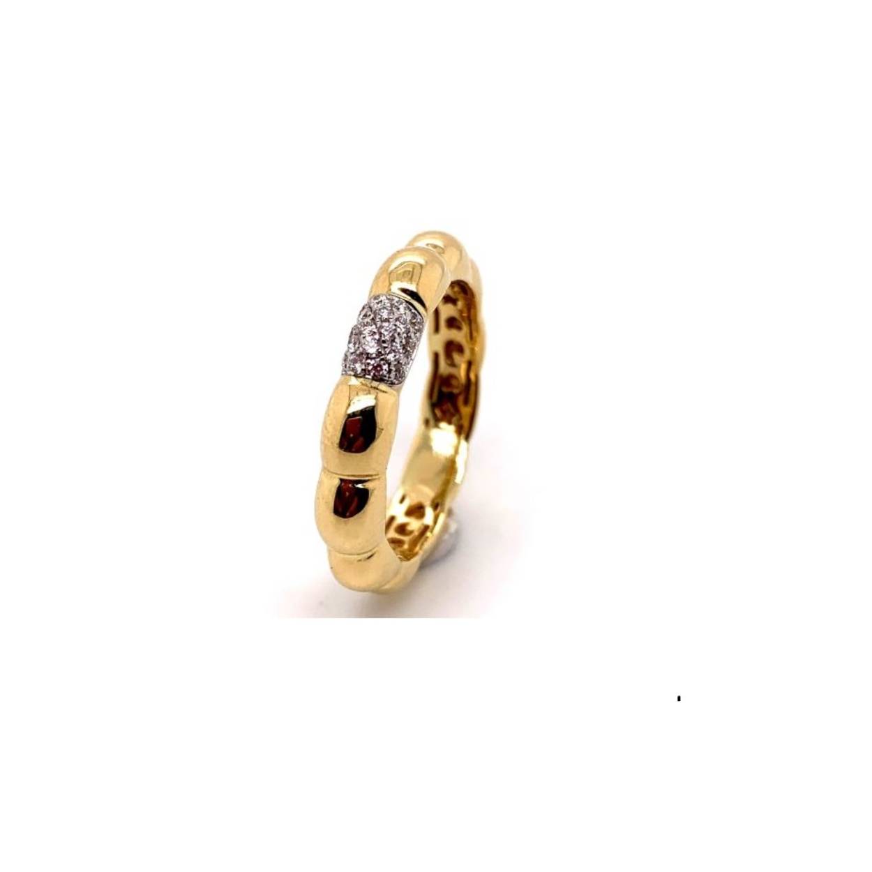 Deze prachtige 18krt geelgouden ring uit de La Piazza collectie van Al Coro is ingelegd met 18 briljant geslepen diamanten, 0.11crt SI Wesselton. 

De maat van deze ring is maat 55.

