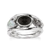 Ring - Forest Lake
 Sterling zilver
Deze Sterling zilveren ring bevat in het midden een zwarte onyx steentje van 8 x 6 mm. De ringband is nog versierd met een 6 x 4 mm aquamarijn steentje en twee witte topaas steentjes van 2,5 mm en 2,0 mm.