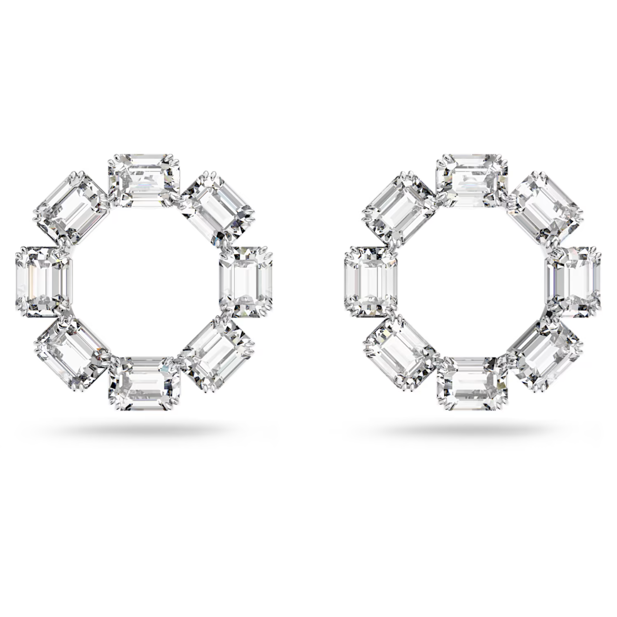 Deze geometrische kristallen oorsieraden, die zijn vervaardigd uit een perfecte cirkel van heldere stenen met een Octagon-slijpvorm, hebben een minimalistisch design dat toch voor een maximale impact zorgt. Door de zetting met rhodium plating passen deze oorsieraden overal bij, van een eenvoudig T-shirt voor overdag tot een strak pak voor 's avonds. Deze oorstekers maken onderdeel uit van de Millenia-lijn en zijn ontworpen door Creative Director Giovanna Engelbert voor Collection I.