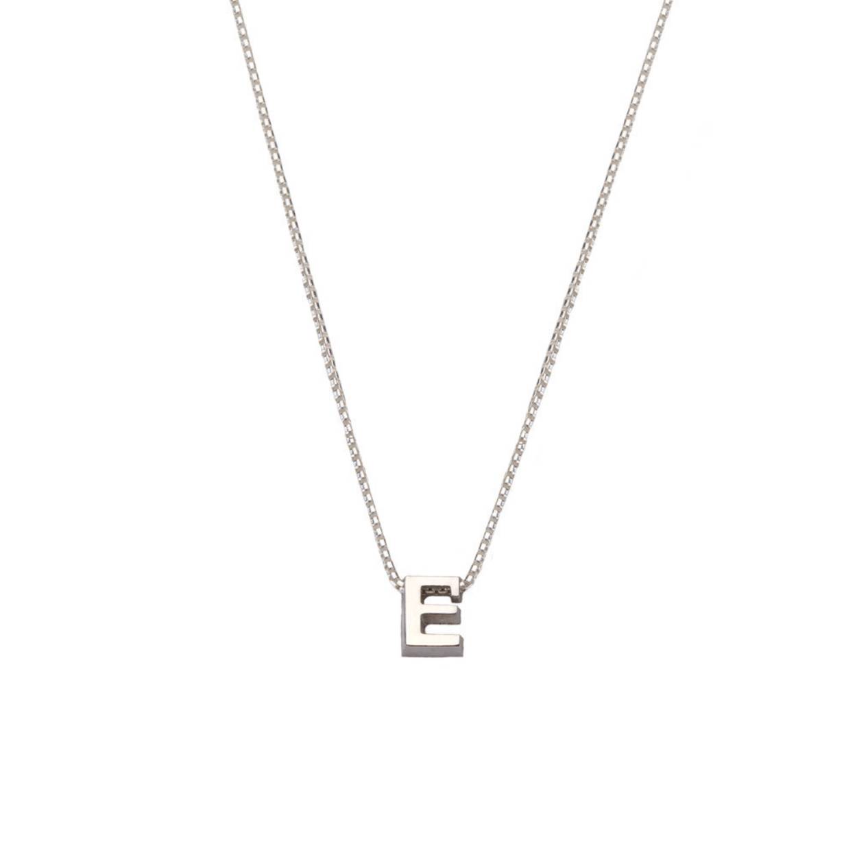 Dit Minioro collier is gemaakt van 925 gerhodineerd Sterling zilver, het lettertje is aan de voorzijde gepolijst en glanst dus mooi, de zij-/achterkant is gematteerd. Het anker collier heeft een standaard lengte van 39cm met een verlengstukje tot 42cm, als je liever een andere lengte wilt kun je dit aangeven bij je bestelling.

Verkrijgbaar in het hele alfabet. Ook leuk om te combineren met een symbool. Ga hiervoor naar zilveren combinatie colliers.

Je kunt ook alleen een zilveren letter bestellen. Hou rekening met het feit dat je de letter niet zelf over het eind oog van het collier kunt schuiven. De goudsmid moet dit lettertje aan je bestaande collier toevoegen!