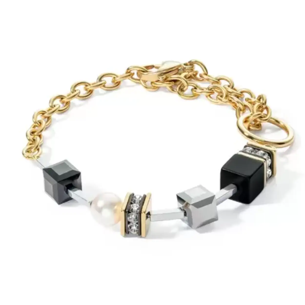 Het is mysterieus! Deze armband uit de GeoCUBE collectie van COEUR DE LION is een mysterieuze en unieke mix van coolheid, trends en stijl. Met zijn grote GeoCUBE blokjes en dikke gouden schakels zal hij zeker opzien baren! 

De armband is gemaakt van verguld roestvrij staal, geregen met onyx, hematiet, Swarovski kristallen, kristalparels van Swarovski en strass rondellen. Draaglengte van het armband is 18 cm, verstelbaar van 14 tot 25 cm, geschikt voor elke pols. Dikte is 0,8 cm. De sluiting is ook van verguld roestvrij staal. 
