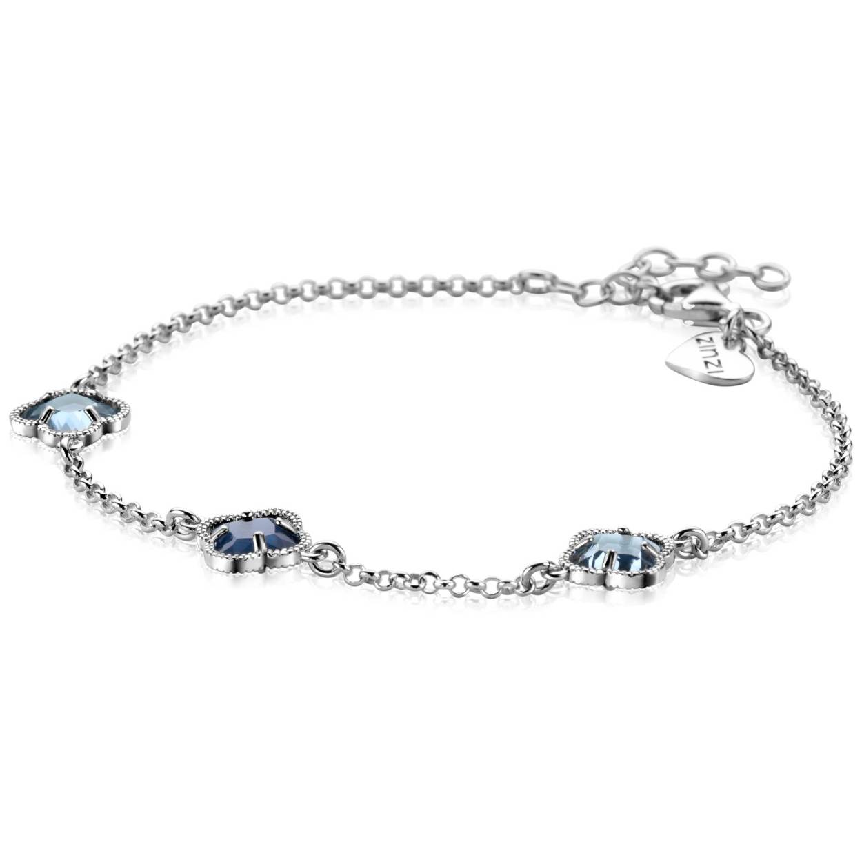 ZINZI zilveren schakel armband 9mm breed, met twee lichtblauwe klavers en een donkerblauwe klaver in het midden, gelijkmatig verdeeld. De lengte is te variëren tussen 17cm en 20cm. Vervaardigd van eerste gehalte zilver (925) en voorzien van een extra rodiumlaag voor een langdurige glans.