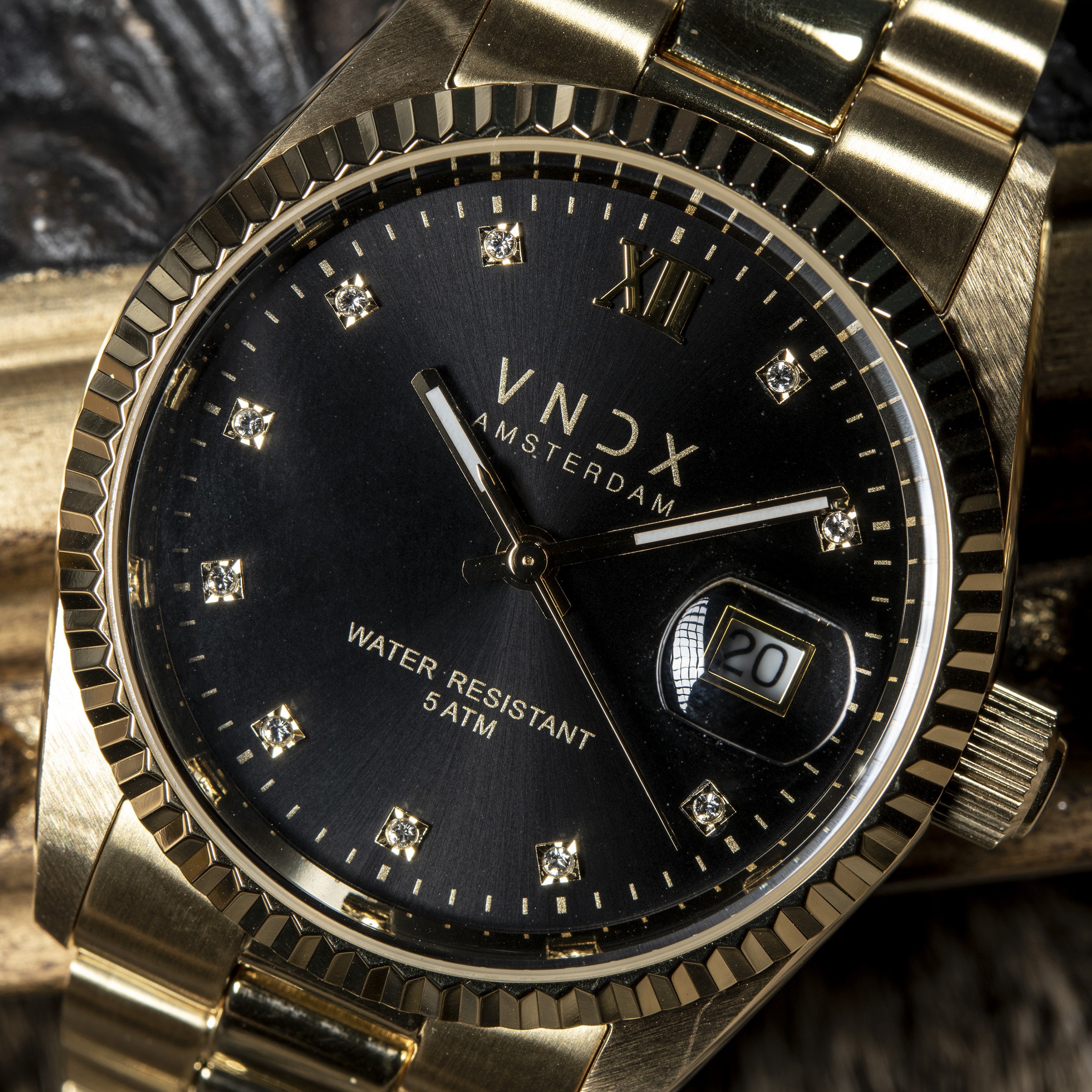 Ga waar je heen wilt, deze Dare Devil zal je brengen. Met dit stijlvolle gouden horloge, met de aandachttrekkende groene wijzerplaat, ben je klaar om de wereld te veroveren. Voel het stevige staal om je pols, en verwonder je over de fijne Swarovski steentjes op de wijzerplaat. The Devil is in the details, ook met dit horloge. Never too late.