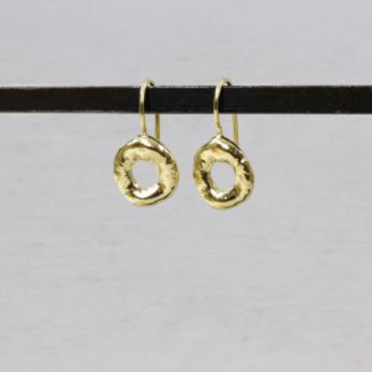 Oorhanger donut zilver verguld van Jeh Jewels heeft een leuke ronde vorm wat lijkt op een donut. Combineer deze oorhanger met het bijpassende collier.
