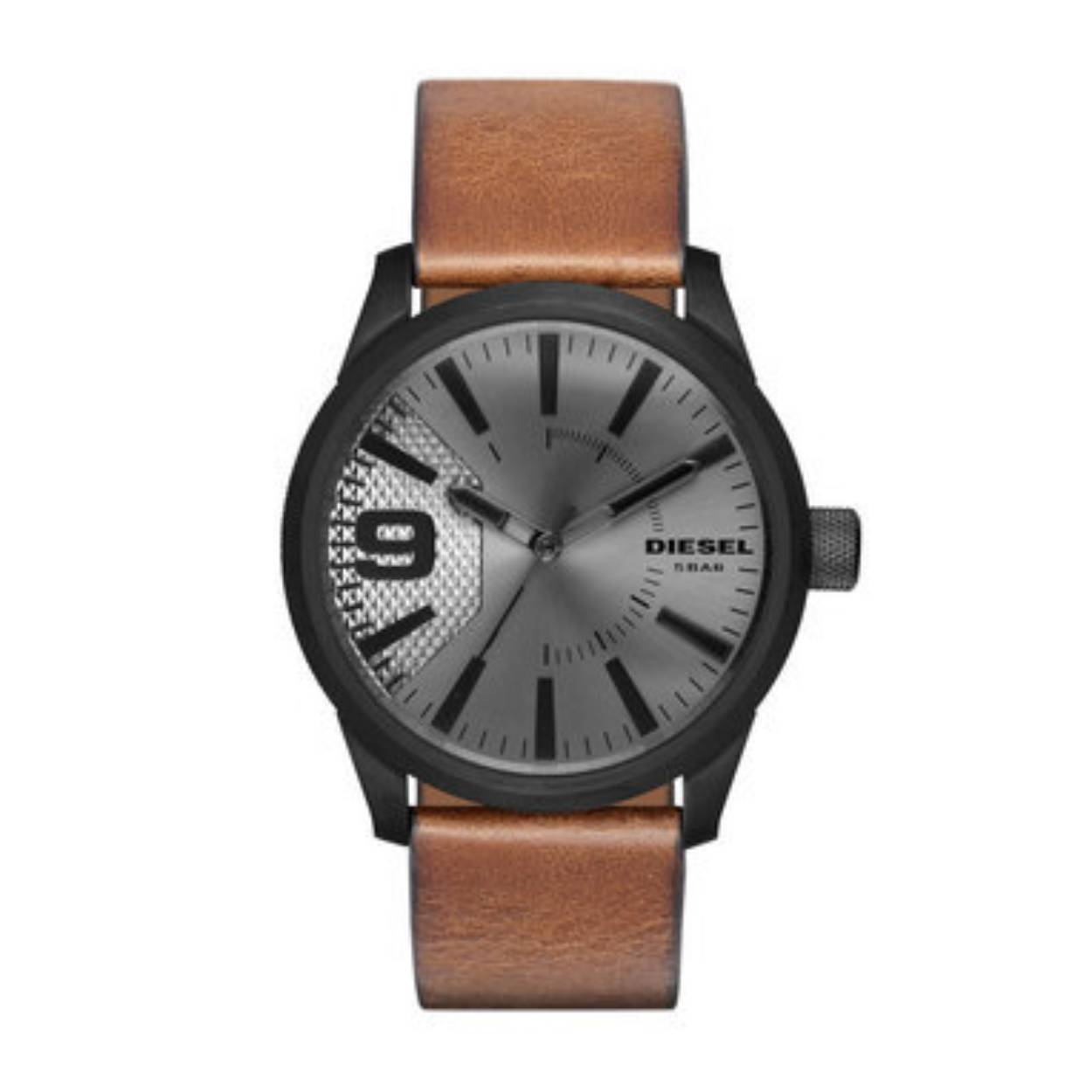 Het Diesel Zwart Heren Horloge DZ1764 heeft een roestvrijstalen ronde kast, bruine leren band, zwarte wijzerplaat met strepen, en analoge indicatie. Het bevat een quartz uurwerk en is nikkelvrij. Niet smart en geen datum- of lichtfunctie, maar waterbestendig tot niveau 5. Perfect voor een stijlvolle, casual outfit! Draag het op kantoor of tijdens informele bijeenkomsten.