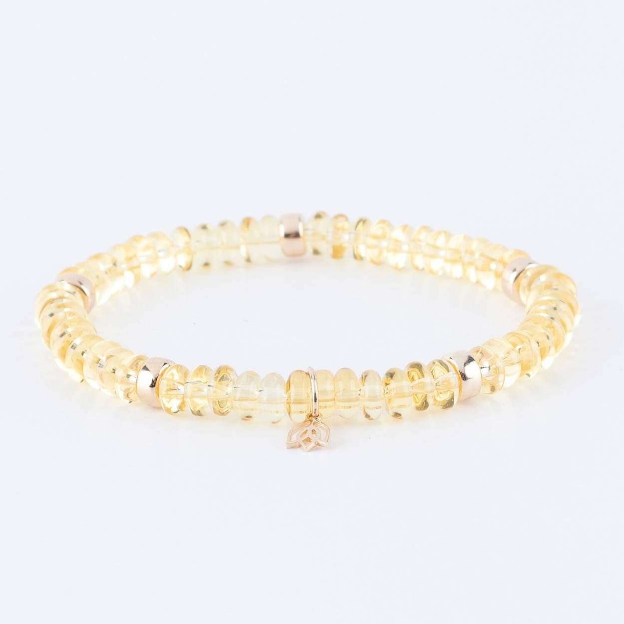 Y&G Citrien Kwarts

Edelstenen armband (6x4mm kralen) | Vijf 14kt gouden beads & tulp logo

De armbanden hebben een luxe uitstraling, zijn perfect om solo te dragen, maar je kunt ze uiteraard ook combineren.