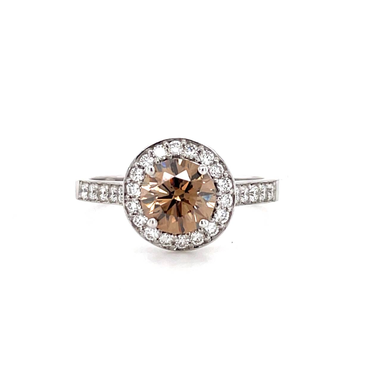 18 karaat witgouden ring met bruin en wit diamant.
Middensteen 1,05ct.
Totaal witte stenen F-VVS 0,48ct.