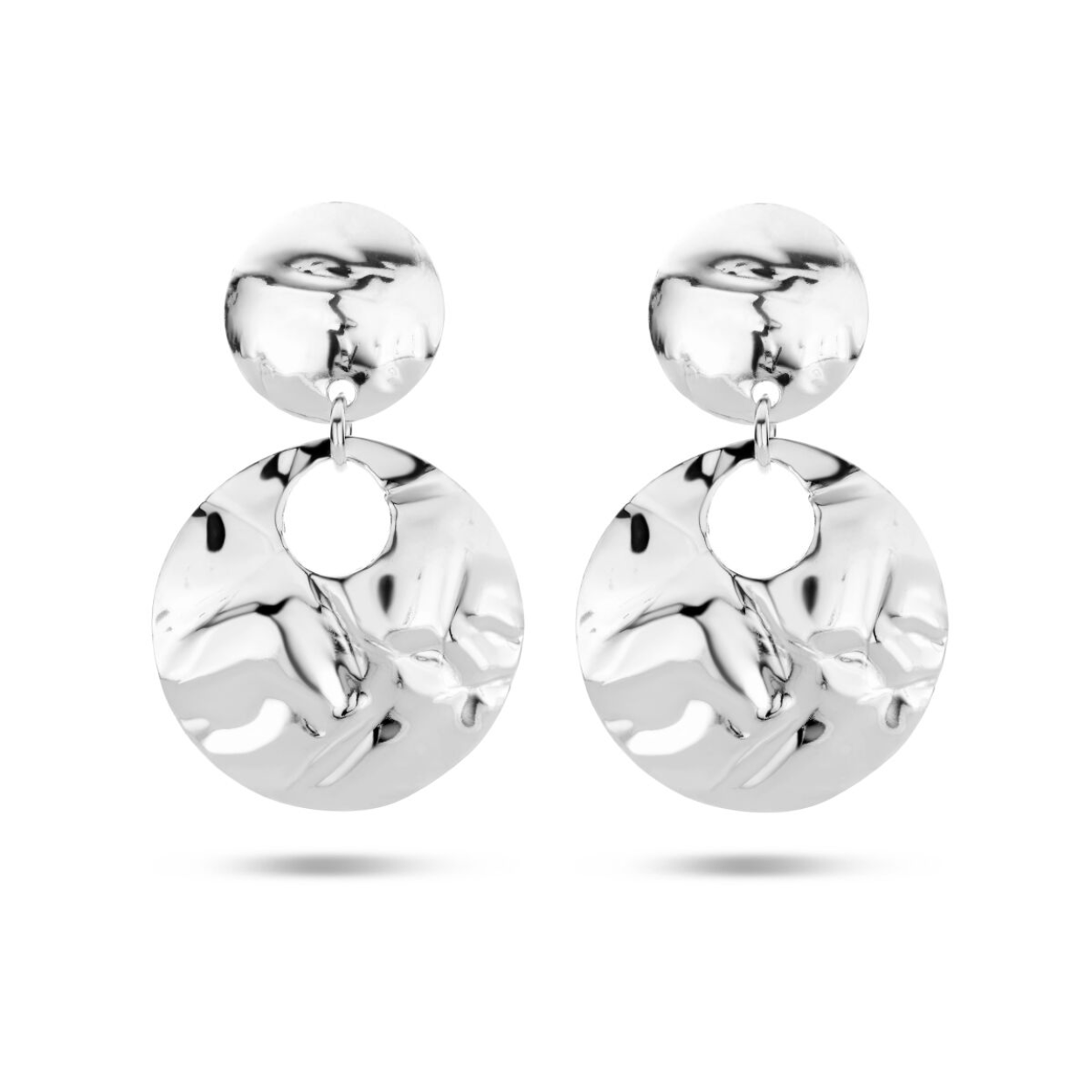 Gerhodineerd 925 zilveren ronde oorhangers. De oorhangers hebben een totale hoogte van 3.4cm en een breedte van 20mm.