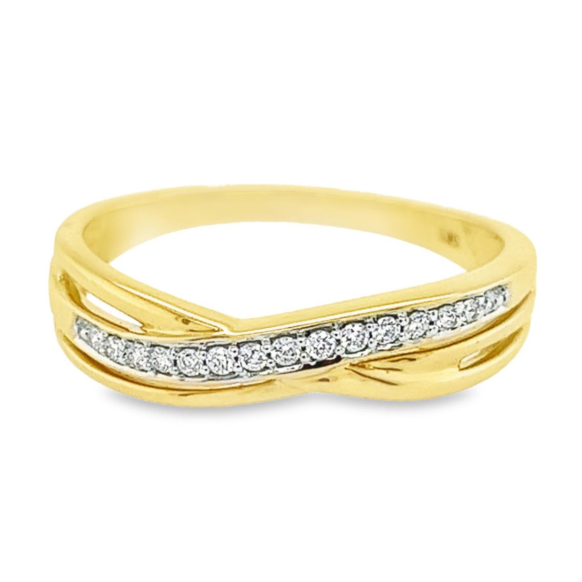 Deze geel gouden ring heeft een werkelijk schitterende uitstraling. De meerdere briljant geslepen diamanten zorgen voor deze prachtige schittering. Het totaal karaat gewicht is 0,10. De zetpoten zijn van bovenaf witgoud van kleur waardoor de briljant schittering extra mooi wit van kleur is. Het ontwerp van deze ring is ontzettend sierlijk en bijzonder.