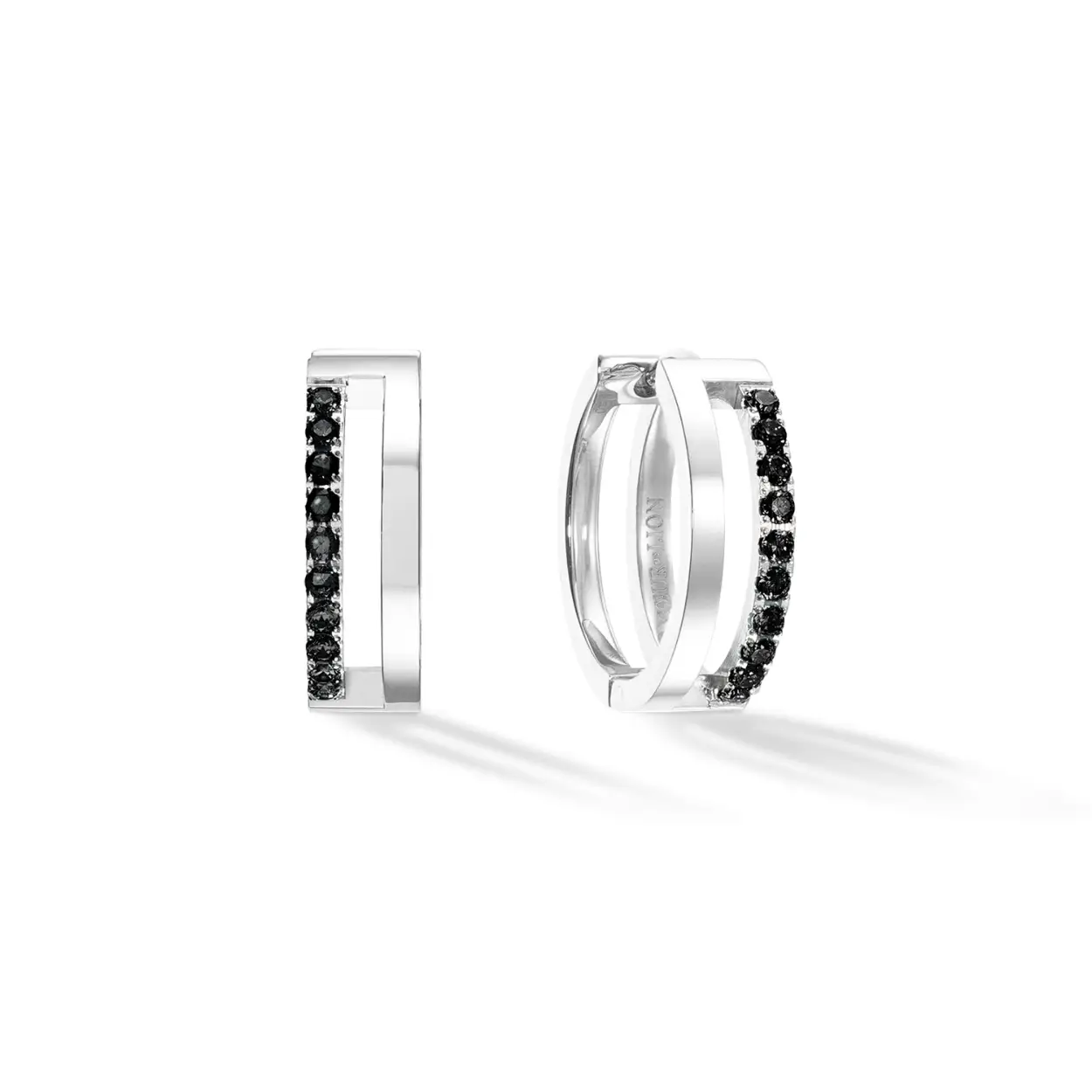 Ontdek de ETERNAL UNITY oorringen uit de Essentials-collectie, waar moderne verfijning en tijdloze romantiek samenkomen. Deze betoverende serie bestaat uit oorbellen, armbanden en ringen, waarbij elk stuk op kunstzinnige wijze de essentie van eeuwige liefde en verbinding belichaamt. De sieraden bestaan ​​uit twee parallelle banden, de ene glad en gepolijst, die de kracht en zuiverheid van een duurzame band weerspiegelen, de andere is versierd met sprankelende zirkonia-kristalleN.