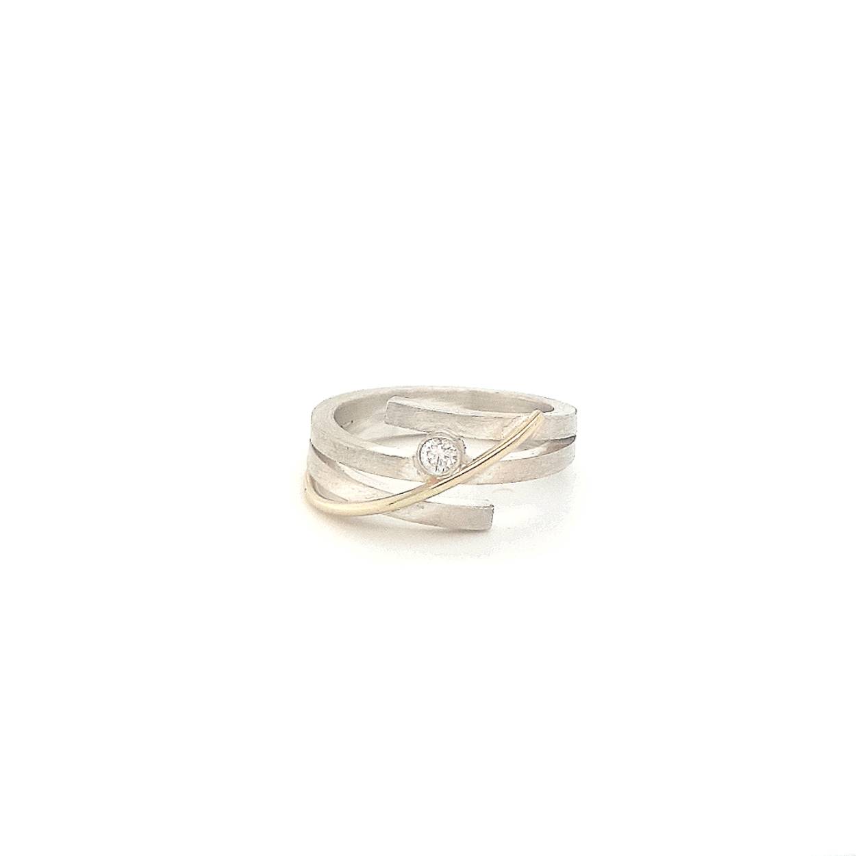 Deze sprekende ring van mat zilver met moissaniet en goud zal je prachtig staan. Het glanzende goud komt nog meer tot zijn recht door het contrast met het matte zilver en de ring is daardoor goed te dragen bij zowel gouden als zilveren sieraden. Samen met de hanger, armband en oorbellen uit deze collectie maak je een mooie set waarmee je zult stralen.

Sierlijke verfijnde draden laten deze ontwerpen voor zichzelf spreken. Met een letterlijke twist zijn deze sieraden goed draagbaar en makkelijk te combineren. Een energieke wikkel van sierlijkheid die jou laat stralen. Elk sieraad wordt met de hand gemaakt in ons eigen atelier en ontstaatspontaan op gevoel. Jouw Twist is dus altijd uniek.

Maak een afspraak en kom deze ring passen! Of bestel haar gelijk, dan sturen we deze mooi verpakt naar je toe.