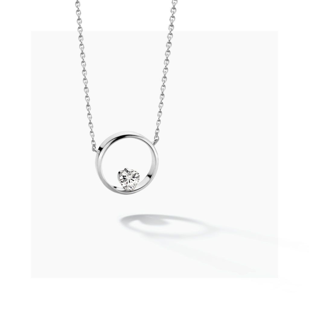 Met deze FJF Jewellery FJF0010005SWH Icon Heart zilveren ketting maak je jouw sieradencollectie helemaal compleet. Deze zilveren ketting is voorzien van een rhodiumlaag en bezet met een Swarovski kristal in hartjesvorm. De ketting heeft draaglengtes van 40 cm, 42 cm en 45 cm.