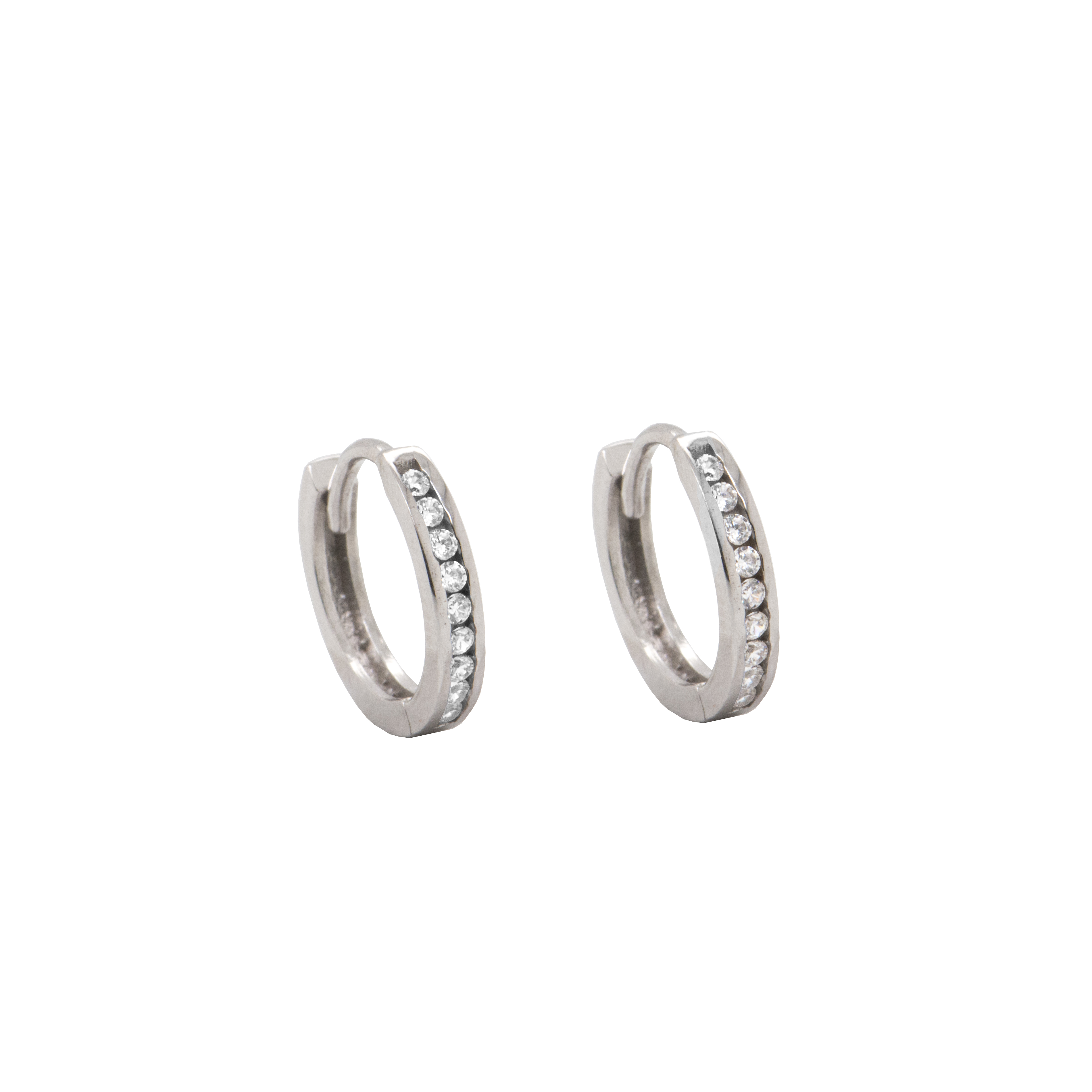 Deze klapoorringen zijn ontzettend leuk! Deze oorringen hebben een rij met briljant geslepen zirkonia stenen. Deze klapoorringen schitteren letterlijk door de zirkonia stenen. De klapoorringen zijn klein van formaat en vallen dus kort om de oorlel.