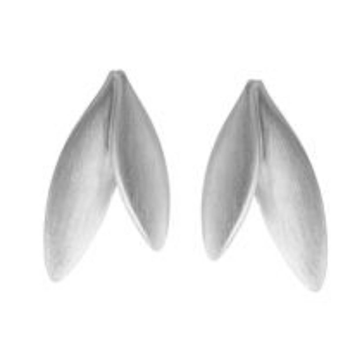 De mooie bladeren van de olijfboom vormden de inspiratie voor de 'Olive' collectie, een collectie die symbool staat voor een prachtige reis. Afmetingen: lengte 22 mm - breedte 8 mm.