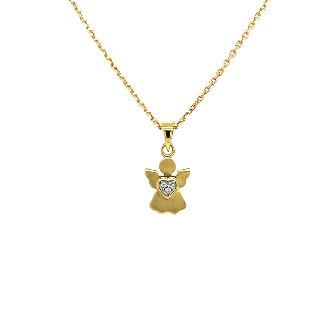 Deze geel gouden hanger is ontzettend leuk! Het engeltje is gematteerd. In het hart van het engeltje is een hartje gemaakt met daarin drie zirkonia steentjes.

Note: het kettinkje hoort niet bij de hanger, deze is enkel gebruikt voor de foto.