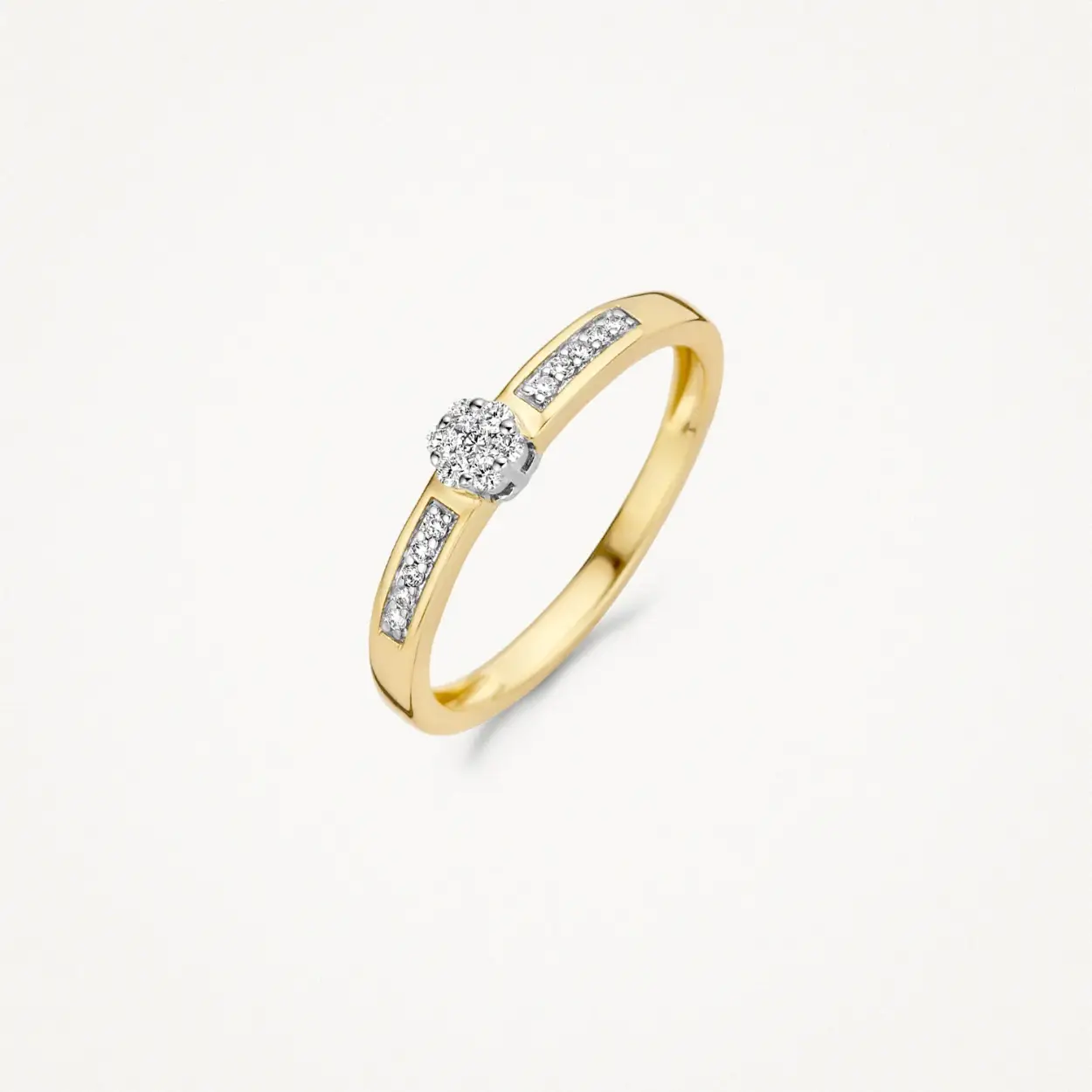 Briljant geslepen diamanten sieren deze ring van 14k witgoud. De grote diamant heeft een karaatgewicht 0,12, de kleine diamanten zijn gezet in de band van de ring die een doorsnee heeft van 2,4 mm. Prachtig op zichzelf of samen met andere ringen uit onze collectie. 