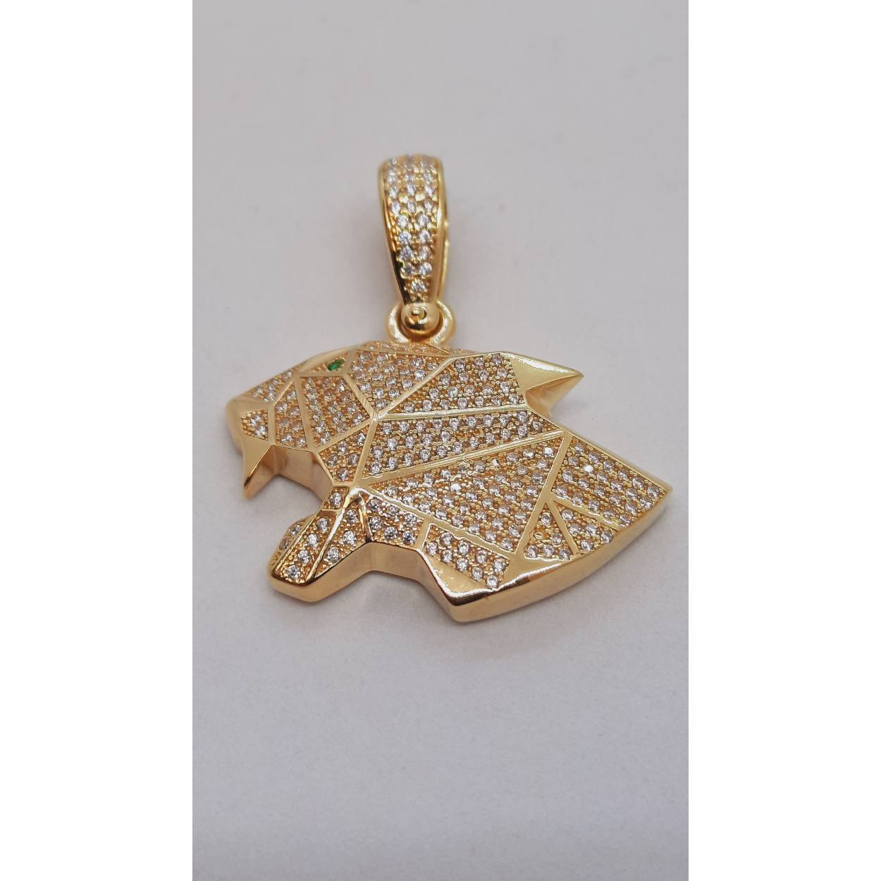 Dit elegante gouden hanger van 14kt (modelnummer BREA-JOY-0004033) is een prachtige accessoire voor elke gelegenheid. Met een hoogte van 41 mm en breedte van 35 mm straalt het pure klasse uit. Het is glanzend afgewerkt en weegt 13,5 gram. Draag het aan een ketting voor een chique en verfijnde look. Kleur: goudkleurig.