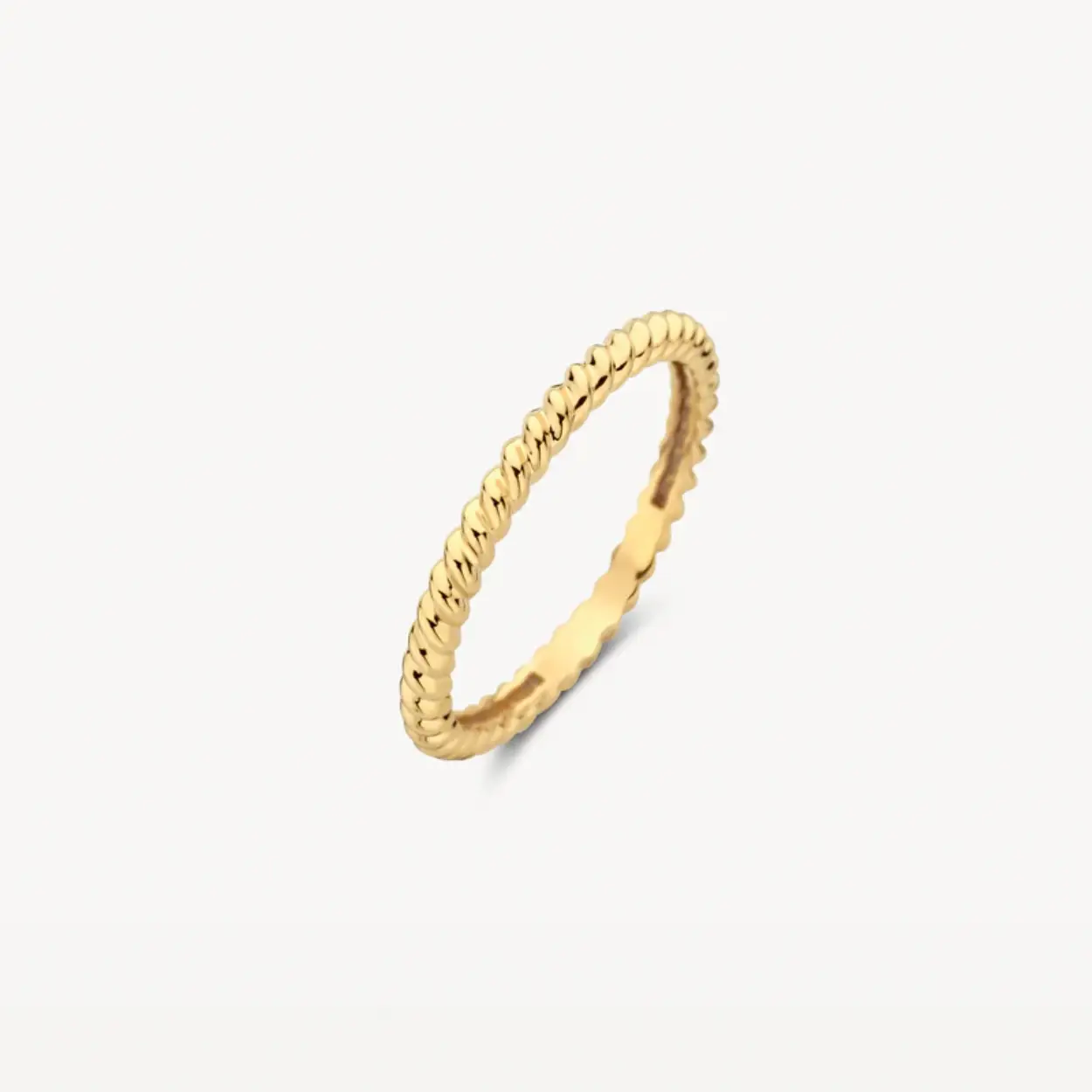 Deze simpele, stijlvolle ring van 14k geelgoud heeft een gedraaid motief. De band is 2 mm breed. Leuk te mixen en matchen met andere ringen uit onze collectie.