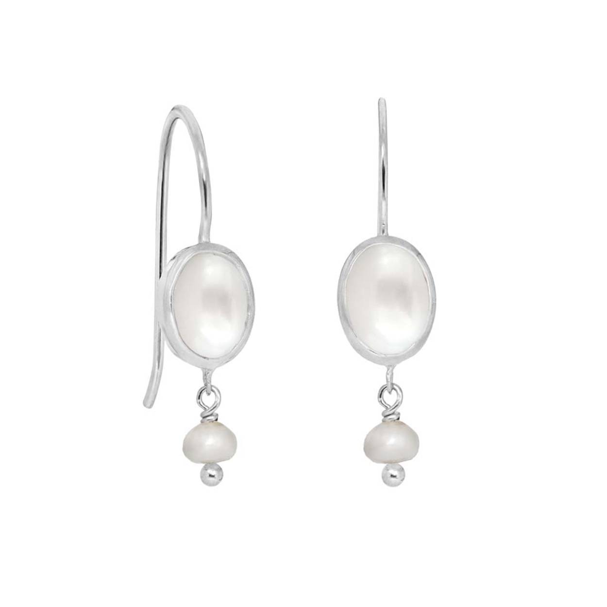 Deze sterling zilveren oorbellen hebben een prachtige witte parel van 7 x 5 mm met daarbij een klein parel hangertje van 4 mm.