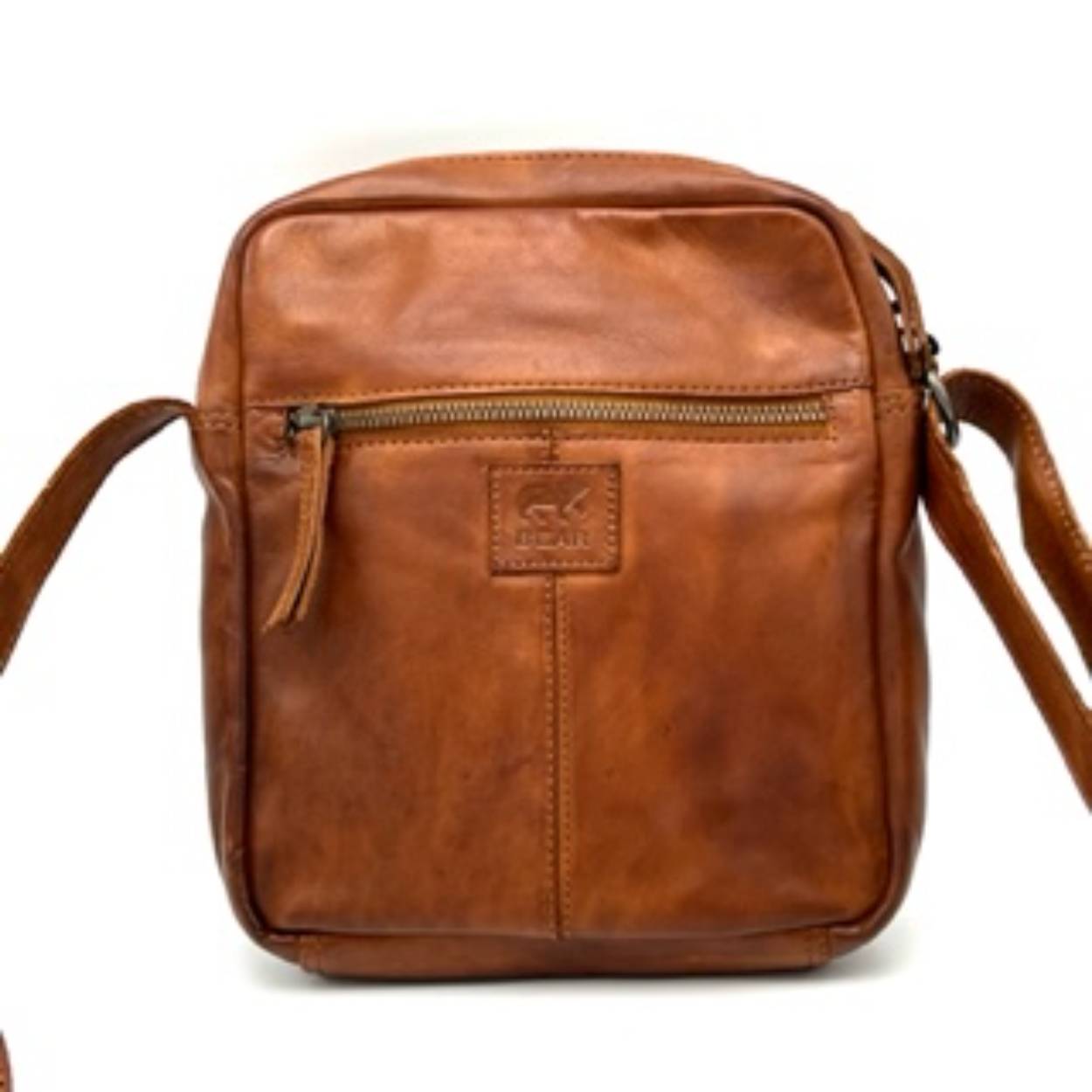 Deze leren tas heeft twee basis vakken met beide nog een vak aan de binnenkant en een verstelbare schouderband. Ook heeft het aan de voor en achterkant nog een vak.

afmetingen:
hoogte 24cm x breedte 21cm x diepte 6cm 