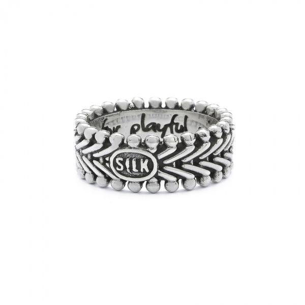 Deze zilveren ring van de bekende Classic chevron collection vissengraat structuur vormt een perfect paar met het Classic chevron collection 236 collier en de nieuwe 235 Classic chevron collection armband