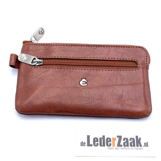 Deze sleuteletui uit de Toscana collectie van het merk Esquire in mooie cognac kleur heeft twee sleutellussen met ringen. De etui is af te sluiten met een rits.
Aan de voorzijde heeft de etui ook nog een vak met een rits voor eventueel wat munten.  
Afmetingen:
13 x 7,5 x 1 cm