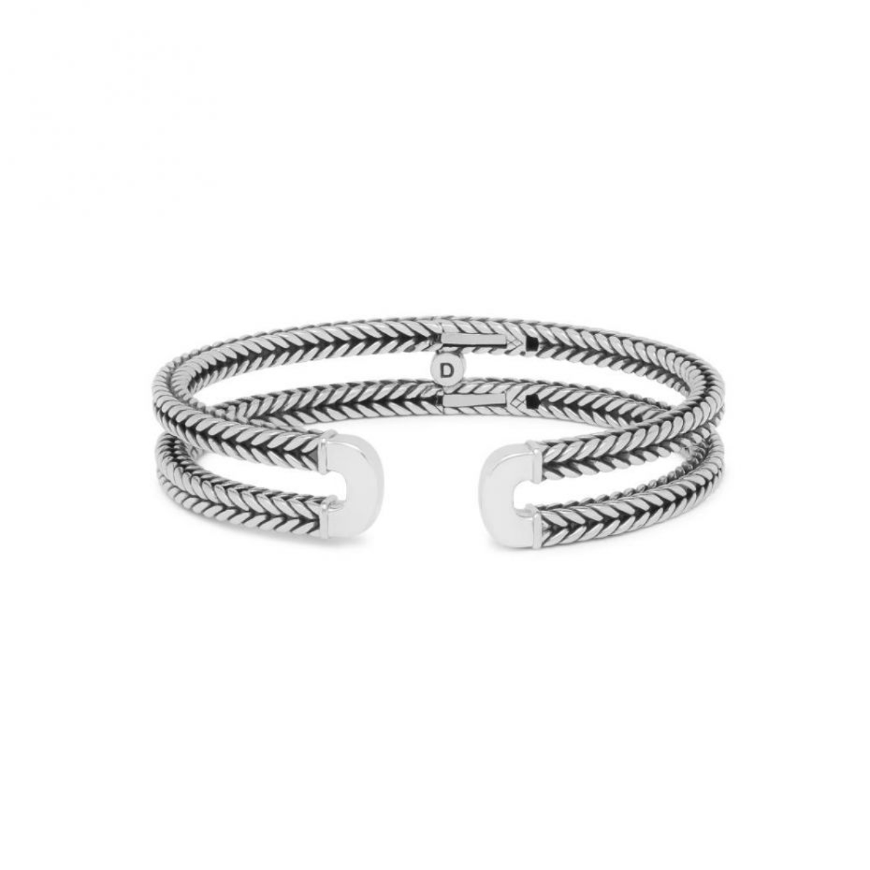 De Barbara Link armband is een mooi en uniek ontwerp gebaseerd op de populaire Barbara familie. Deze armband is stevig, handgemaakt en tijdloos en maakt elke outfit compleet. De zilveren armband is een manchetarmband en opent op een verborgen scharnierpunt.