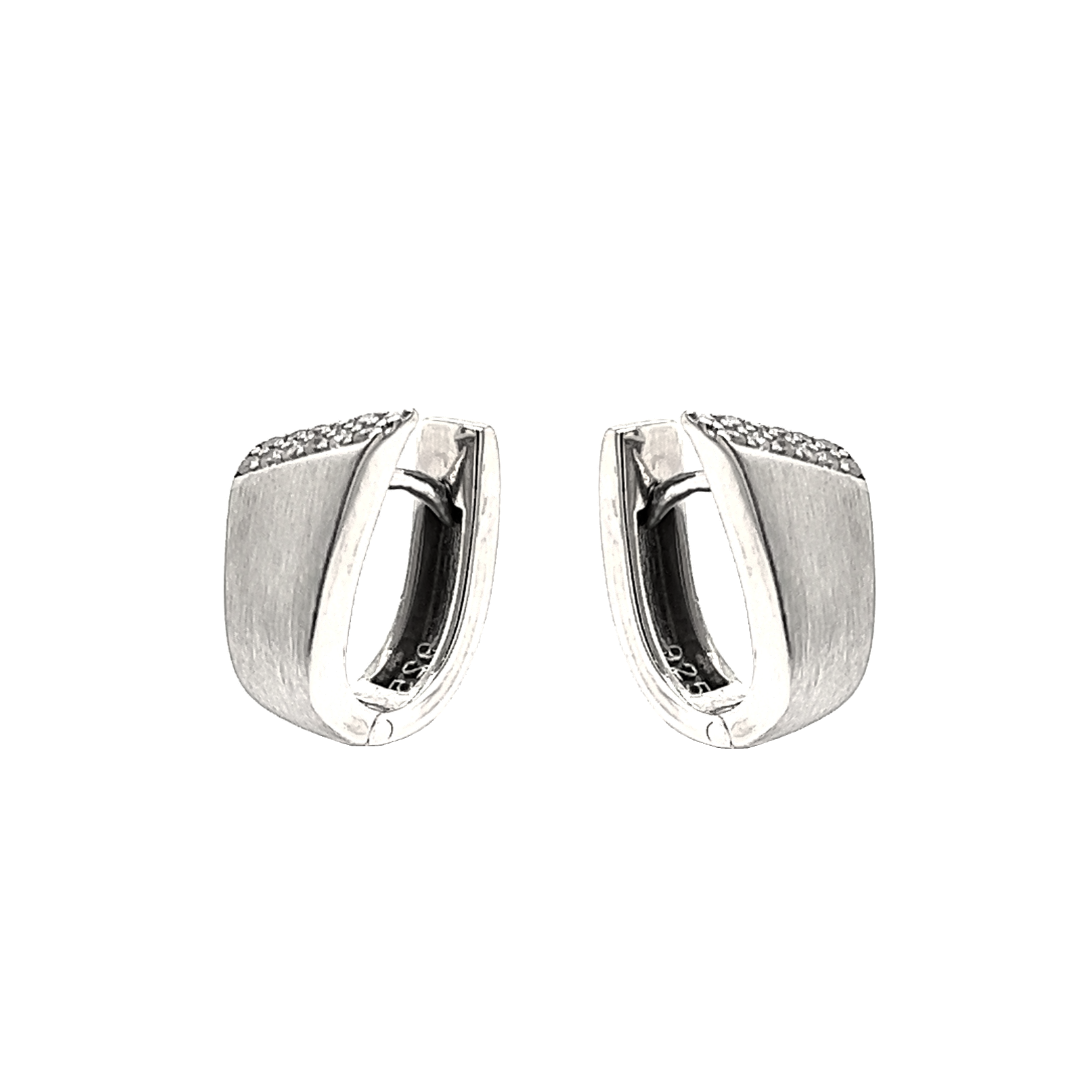 Deze 925 zilveren klapoorringen hebben een elegante en solide uitstraling. De oorringen zijn op een bijzondere wijze bewerkt. Een gedeelte is gematteerd, een gedeelte is glad gepolijst en de vele zirkonia stenen zorgt voor de nodige schittering.