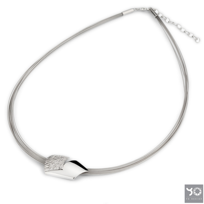Yo-design is een strakke en elegante sieradenlijn in de combinatie edelstaal met zilveren accenten, die zich nog steeds onderscheidt van de rest van de markt.