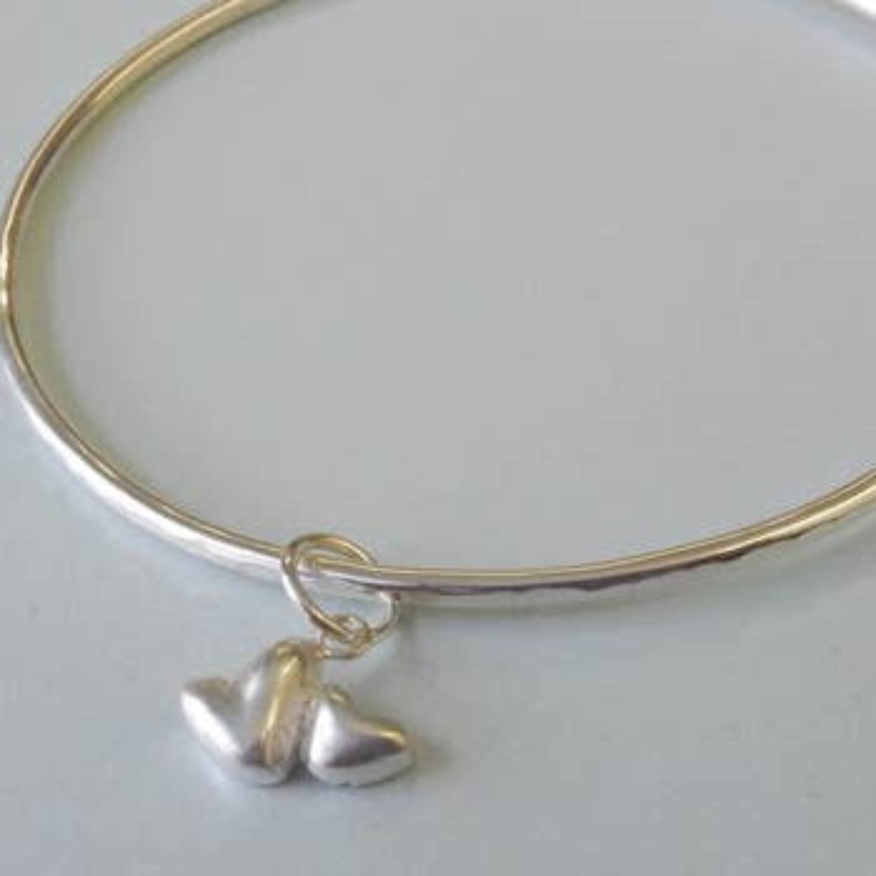 711620 Puffed double heart bangle