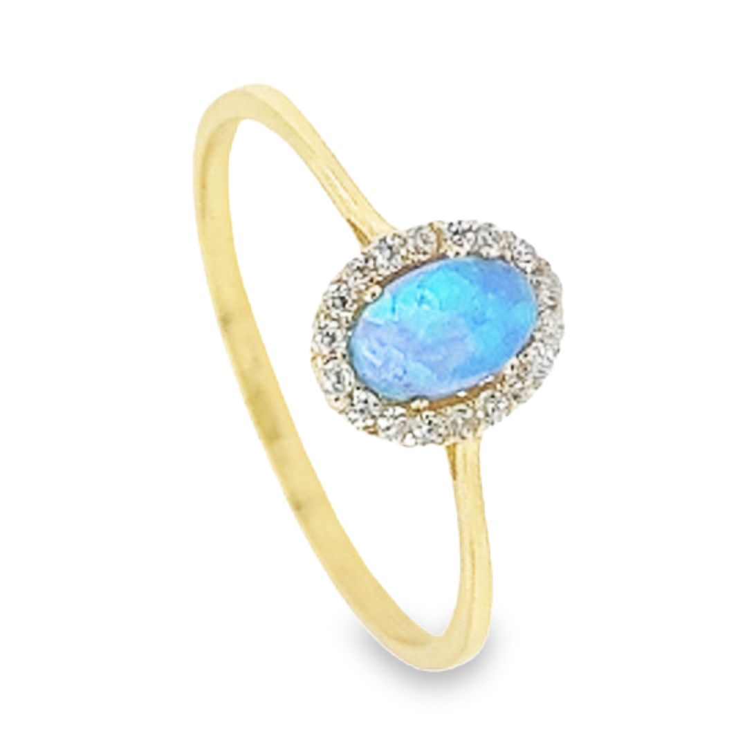Deze ring is ontzettend elegant. De ovaal geslepen steen is een blauw gekleurde opaliet geklemd tussen vier zetpoten. De kleine steentjes zijn briljant geslepen zirkonia's.