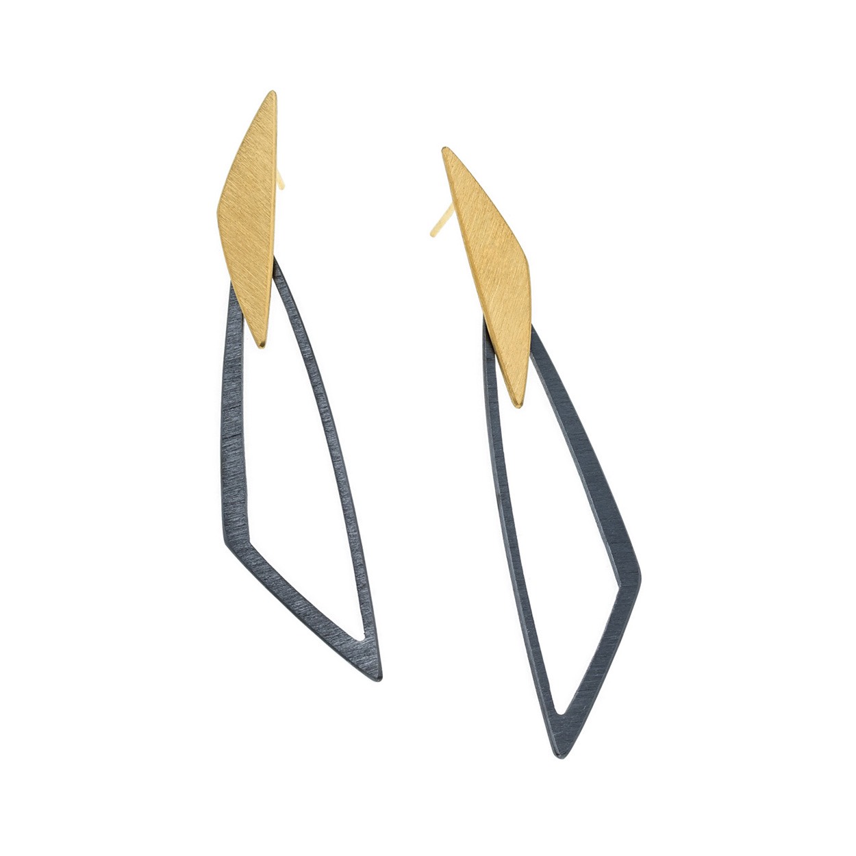 Het merk DECO ECHO is een combinatie van modern design en traditioneel vakmanschap. Door de strakke lijnen en unieke vormen zijn deze sieraden stuk voor stuk een klein kunstwerkje. De sieraden zijn gemaakt van sterling zilver. Ook wordt er gebruik gemaakt van verguld zilver.