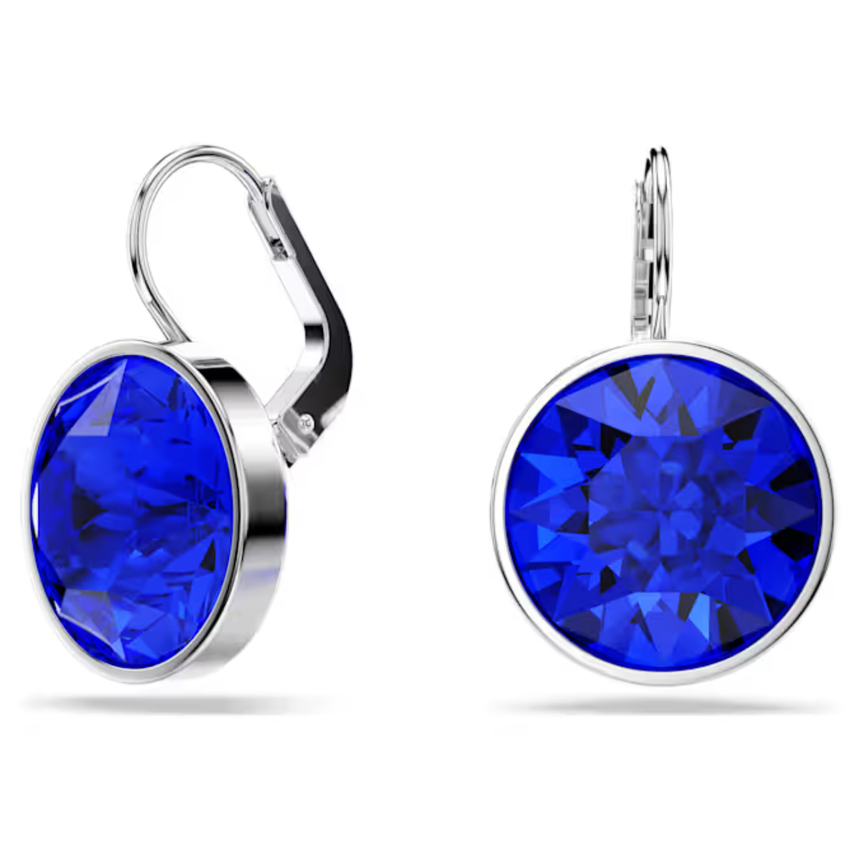 Geef uw outfit elke dag een kleuraccent met deze betoverende oorstekers. De sieraden met rhodium toplaag komen tot leven dankzij een diepblauw kristal in Round-slijpvorm voor een geraffineerde uitstraling. Deze oorbellen zijn een perfecte keuze om overdag en ’s avonds te dragen en kunnen worden gecombineerd met een bijpassende blauwe hanger.
