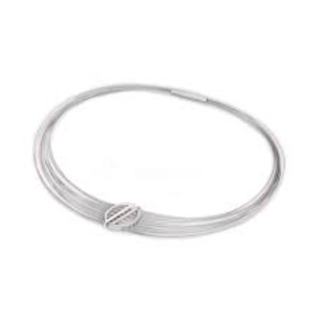  De ketting is 43cm lang en gemaakt van edelstaal/zilver gerhodineerd in het grijs, geheel nikkel vrij en je kunt deze ketting goed combineren met een van de andere sieraden van Yo Design. De zirkonia steentjes maken de hanger een echte eyecatcher.