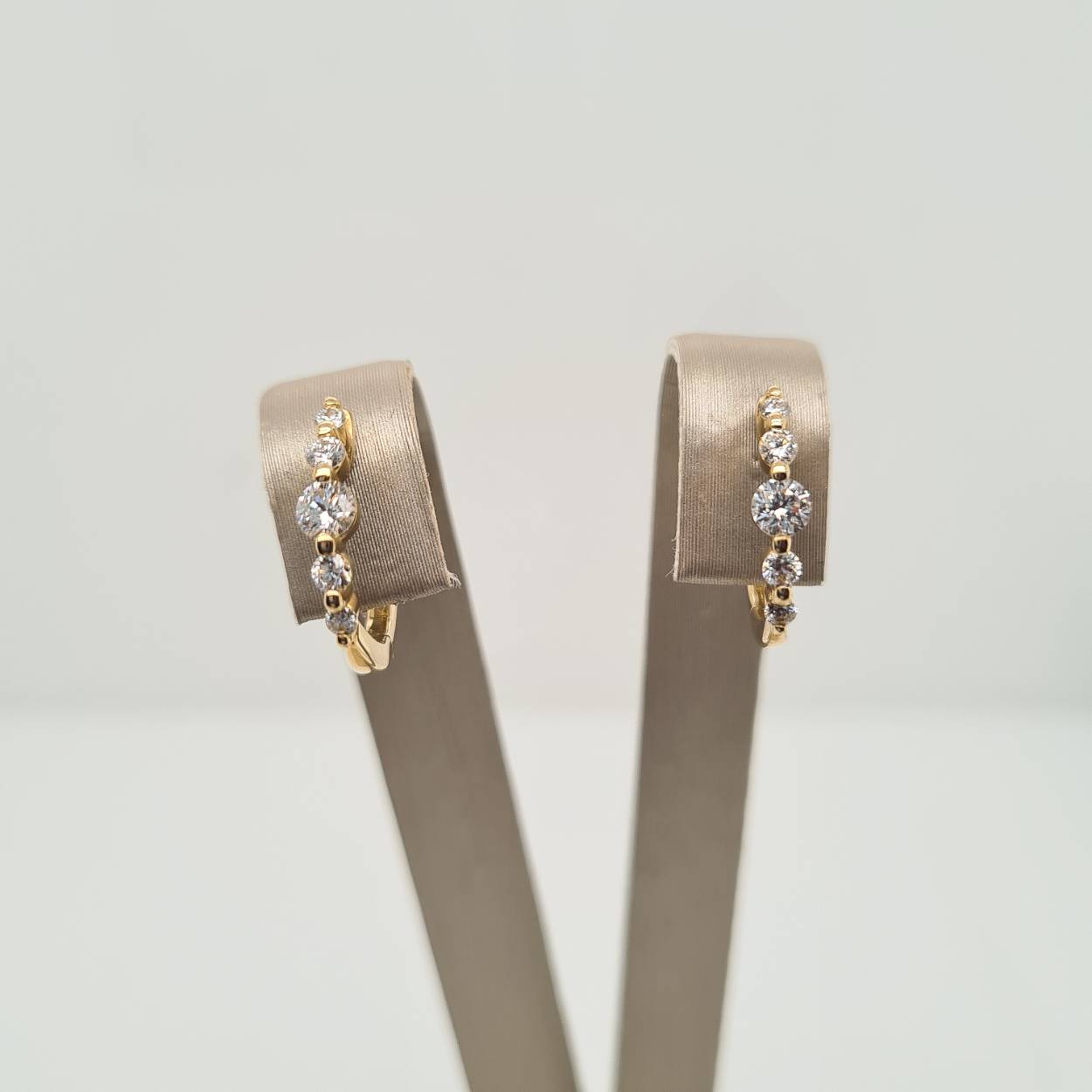 Prachtige 14 karaat gouden oorbellen met diamant, 0.33crt. 