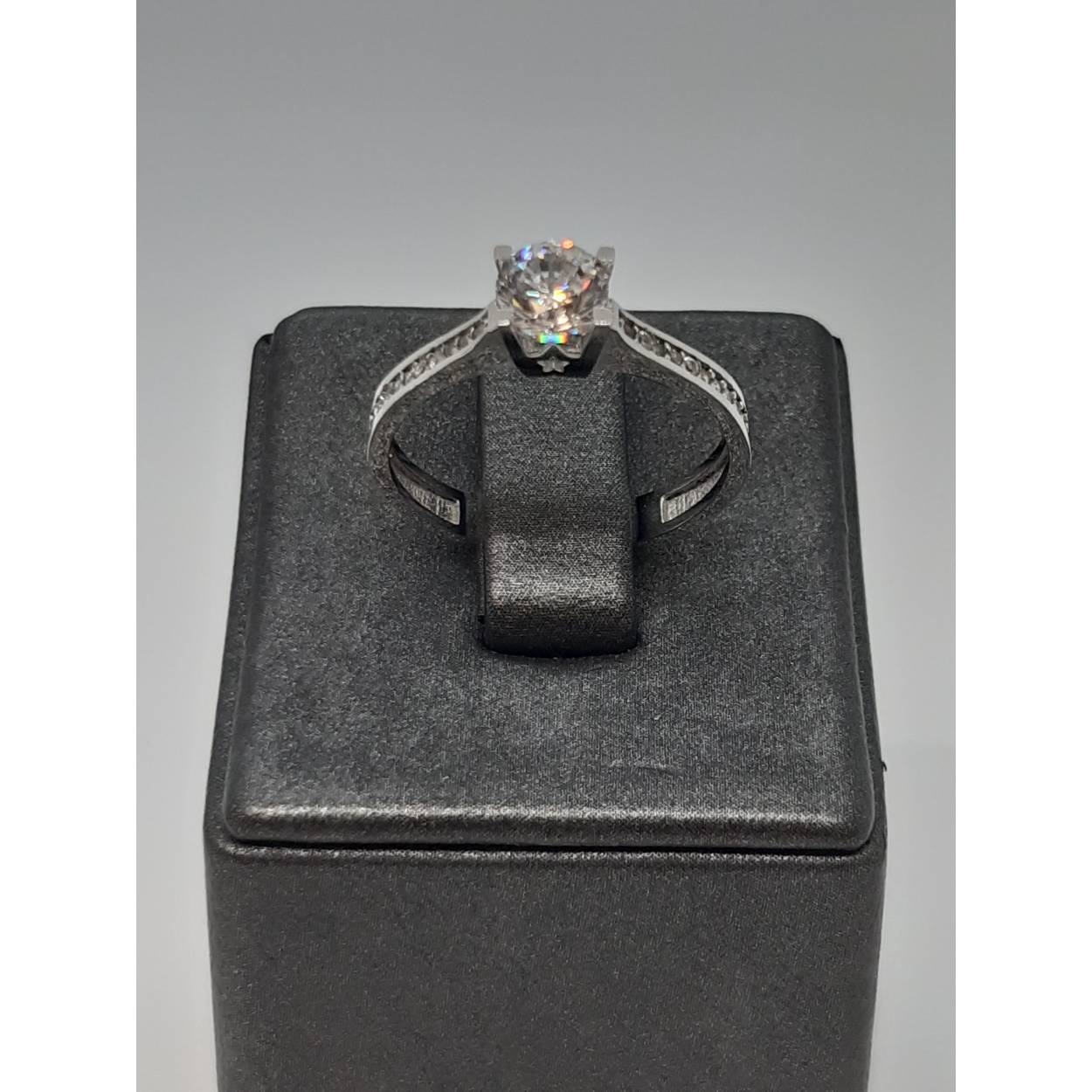 De witgouden ring, model BREA-000703, is vervaardigd uit 14-karaats goud en bezet met schitterende stenen. Het glanzende oppervlak en de elegante afwerking maken deze ring perfect voor speciale gelegenheden. Draag hem solo voor een verfijnde look of combineer met andere ringen voor een statement. Ideaal voor maat 54 en past perfect bij elke huidtoon.