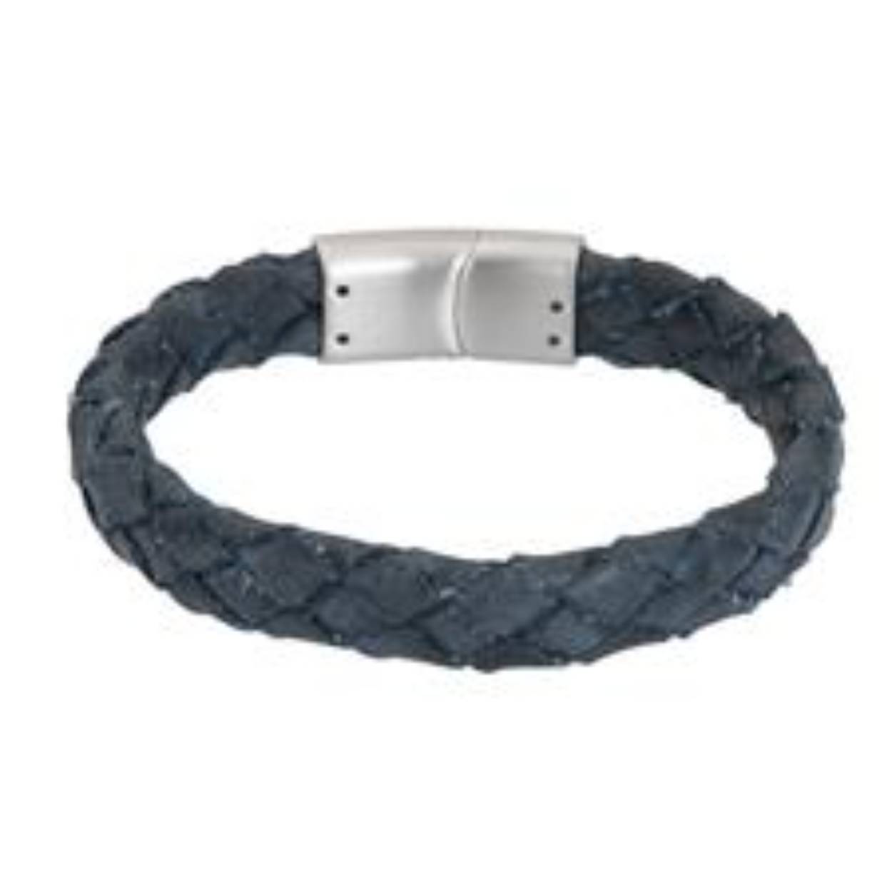 De iXXXi MEN armband Jeffrey is een handgemaakte leren armband. De bracelet bestaat uit twee rijen van smalle, blauwkleurige leren banden die door middel van een soort 'gevouwen' design in elkaar gevlochten zitten. Armband Jeffrey is voorzien van een langwerpige, mat zilverkleurige sluiting gemaakt van stainless steel. De iXXXi heren armband Jeffrey is verkrijgbaar in de maten 19, 20 en 21. Mix en match met verschillende armbanden uit de iXXXi MEN collectie en maak zo jouw look compleet!