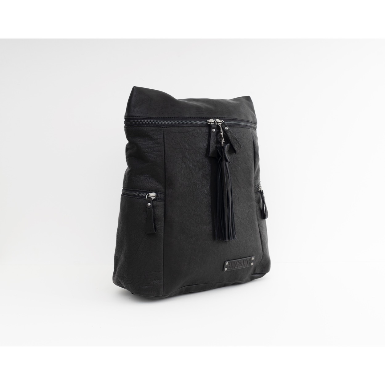 Stoere rugzak die ruim opengaat en voldoende plaats bied aan veel spullen.
Onder de klep zitten twee steekvakken en een ritsvak.

Afmetingen:
Hoogte 40cm x breed 32cm x diep 12cm