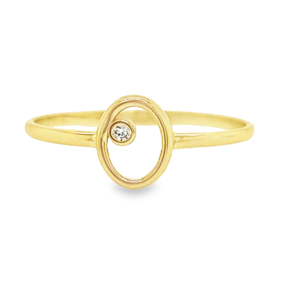 Deze ring is gemaakt van 14-karaats geelgoud. Aan de bovenzijde is de ring ovaal van vorm. In het ovaaltje is een zirkonia steentje gezet. De ring is fijn en hierdoor erg gemakkelijk te dragen.