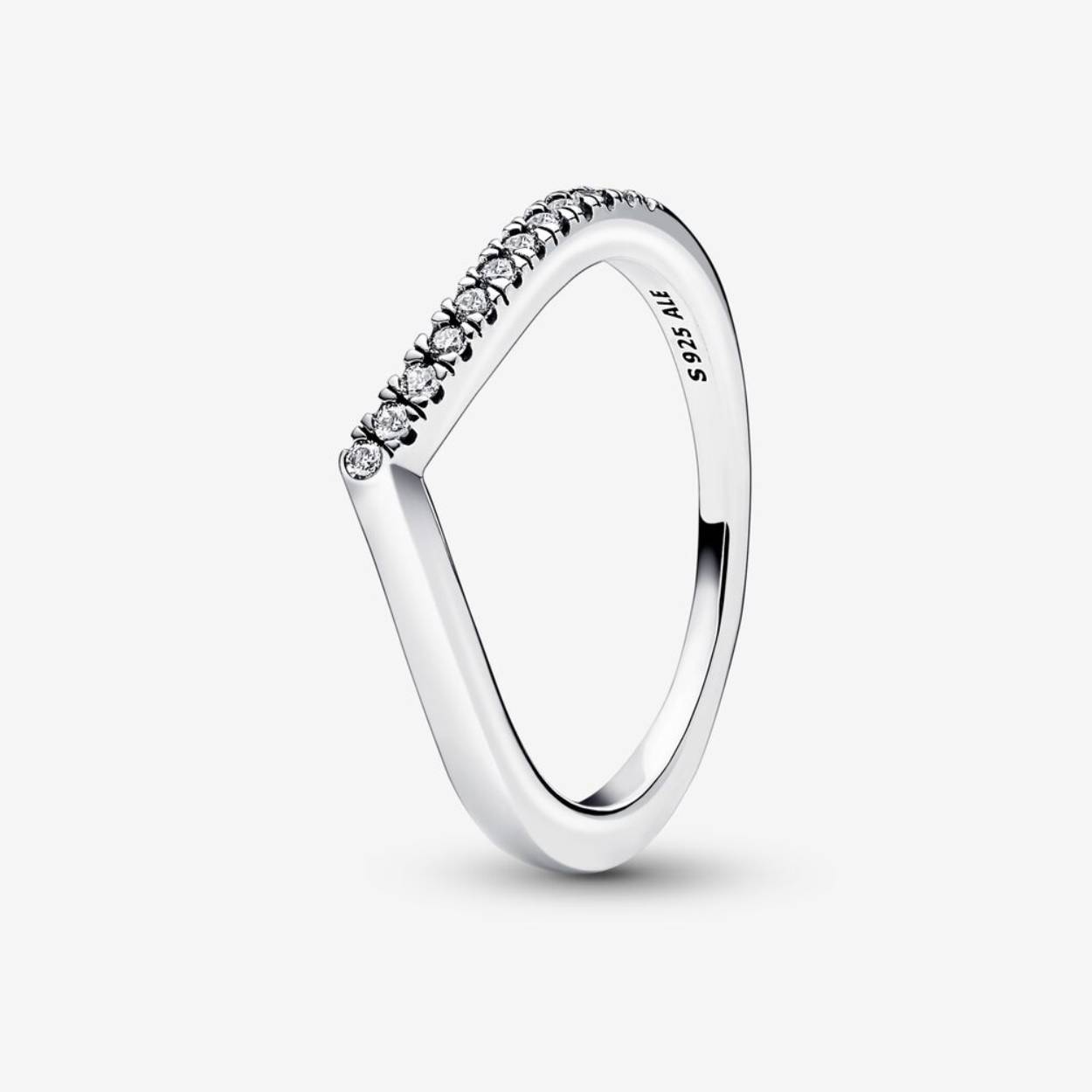 Laat al je wensen uitkomen met deze delicate Pandora Timeless Wish Half Sparkling Ring, half bezet met 12 rond briljant-geslepen zirkonia in klauwzetting op een sterling zilveren band. Simpel en elegant. Deze wishbone-vormige ring kan je alleen dragen of samen me ander stapelringen van Pandora voor een waarlijke unieke en glanzende look.