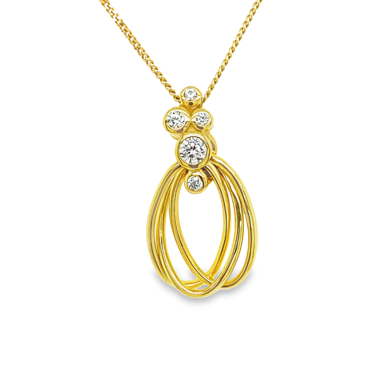 Deze geel gouden hanger heeft is erg luxe en gedetailleerd gemaakt. De hanger heeft een erg speels ontwerp door de beweegbare gouden banen en de zirkonia steentjes welke van grote verschillen. 

Note: het kettinkje hoort niet bij de hanger, deze is enkel gebruikt voor de foto.