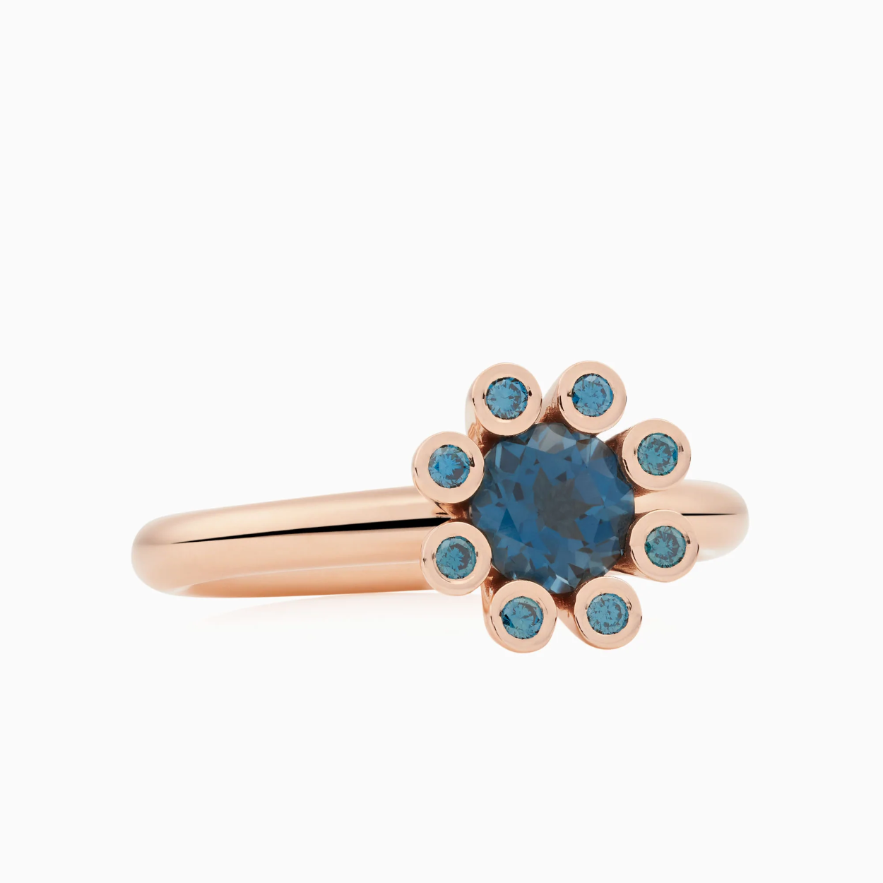 8RR4590TLIBR 18 KRT SPRITE RING MET LONDON BLEU TOPAAS EN 0.14CT ICEBLEU DIAMANT.