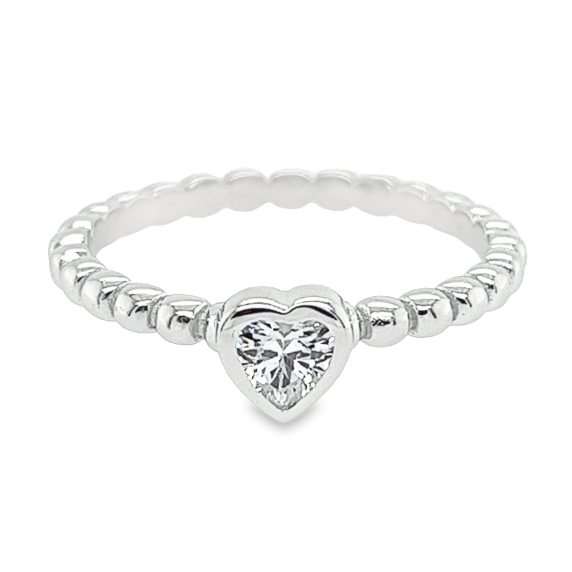 Deze elegante zilveren ring met gerhodineerde afwerking is perfect voor dames die houden van subtiele luxe. De bolletjesscheen voegt een speelse touch toe aan het klassieke ontwerp, terwijl de zirkonia, gezet in een hart zetting, prachtig schittert. De zilverkleurige glans geeft de ring een tijdloze uitstraling die past bij elke outfit. Dit sieraad is een speciaal item dat niet mag ontbreken in de collectie van de moderne vrouw die houdt van kwaliteit en stijl.