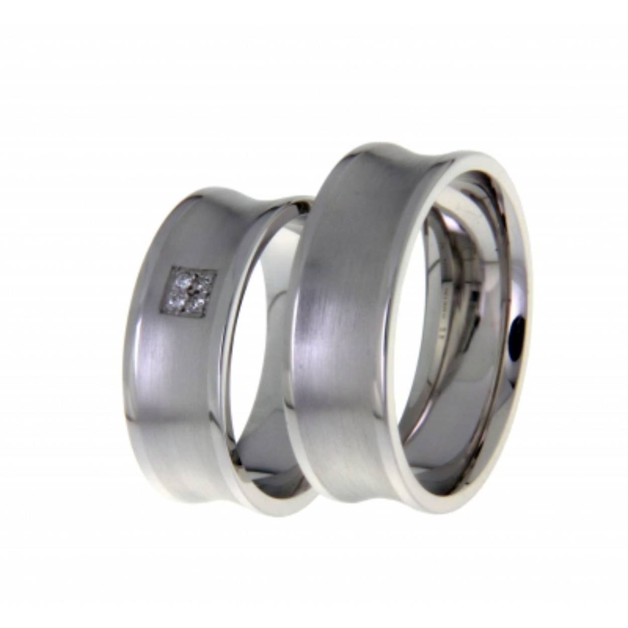 585 witgouden trouwringen. Mat/glimmend, 7.2mm breed. De damesring is gezet met totaal  0.040ct briljant. 4 steens
De prijs is op aan vraag