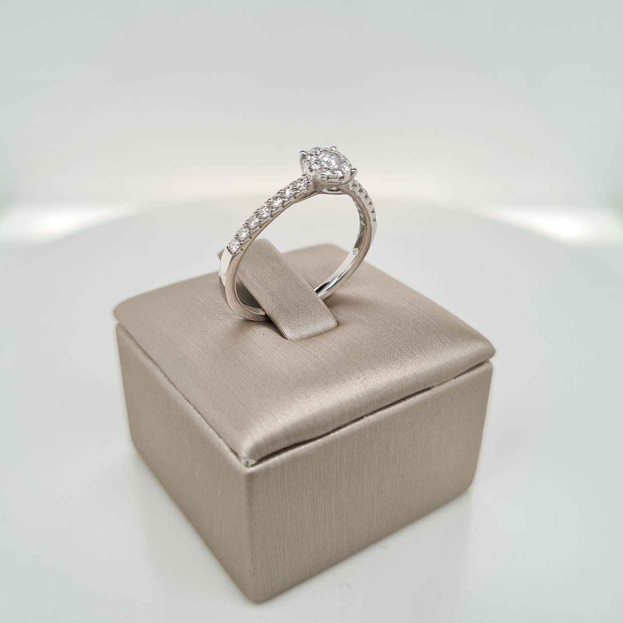 Prachtige 18krt witgouden ring met diamant, 0,34crt G SI. De maat van de ring is 55 (17.5). Heeft u een andere maat, neem dan gerust contact met ons op. 

De ring is mooi te combineren met een bijpassende sider ring.